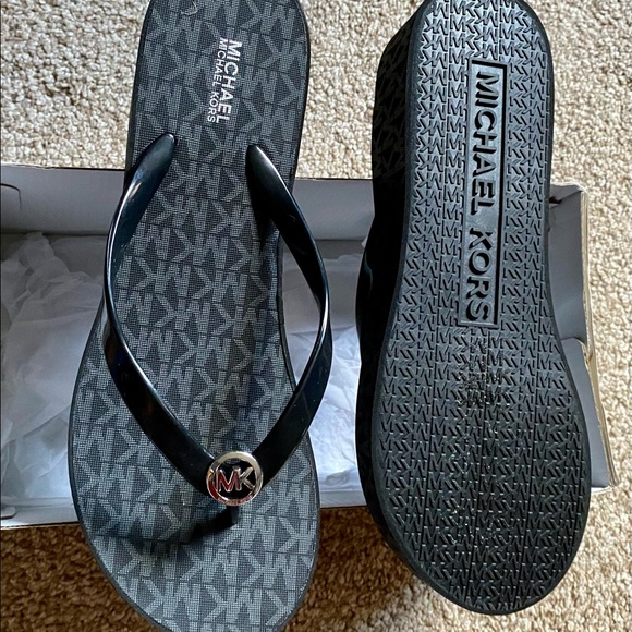 COPY - New in box Michael Kors Sandals available size - Picture 8 of 9